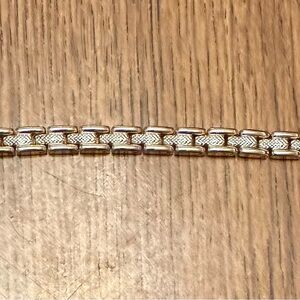 6.5 Golden , diamond cut silver colored metal Bracelet